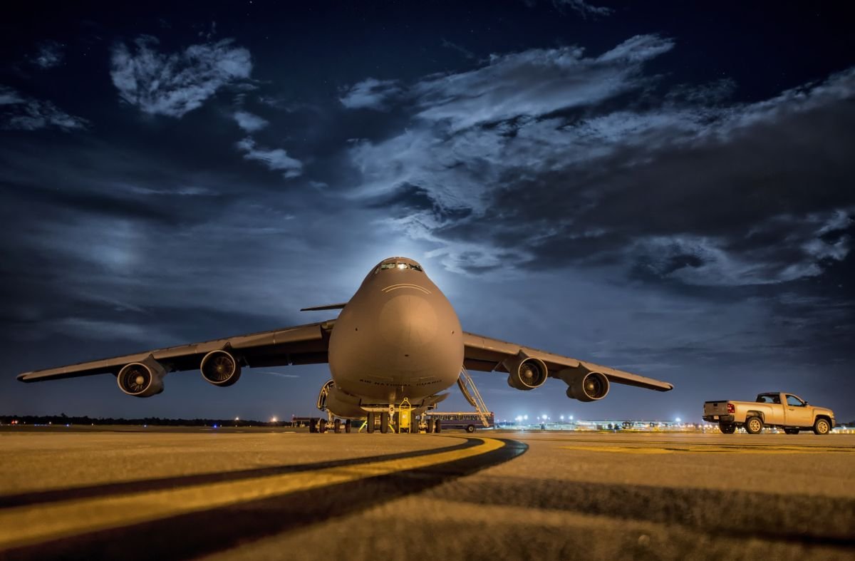 Avion sur une aire de stationnement de nuit — photographie d’illustration