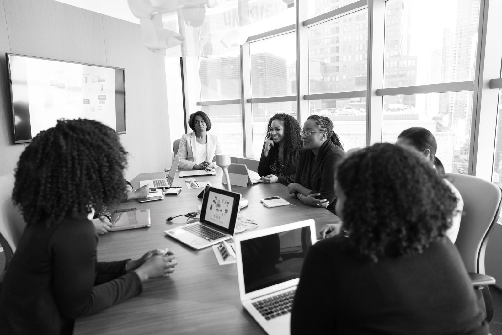 Professionnelles réunies autour d’une table de travail