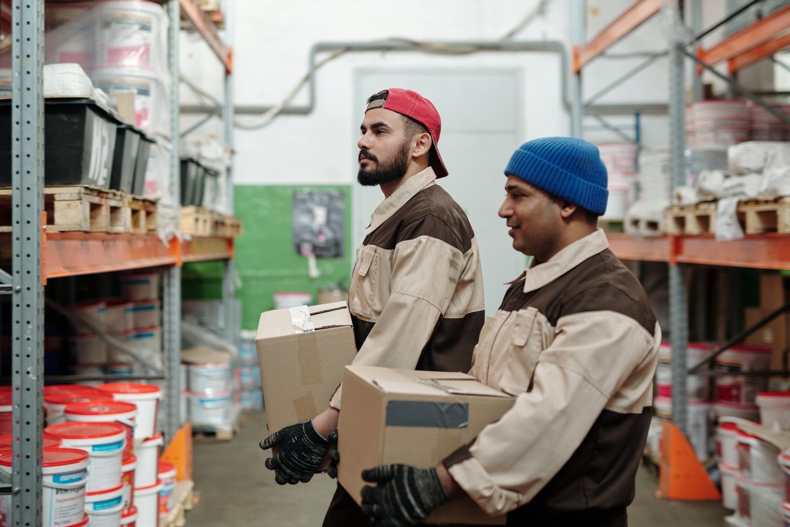 Manutention de cartons dans un entrepôt — photographie d’illustration