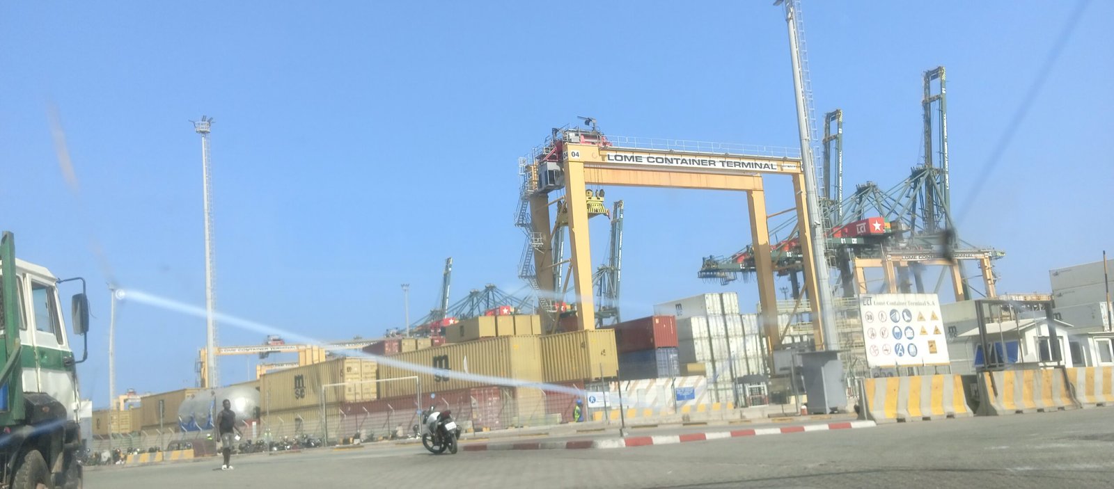 Vue du port autonome de Lomé et de ses conteneurs